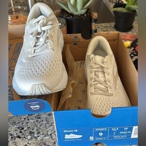 Brooks Ghost 16 Women's Athletic Shoes - White